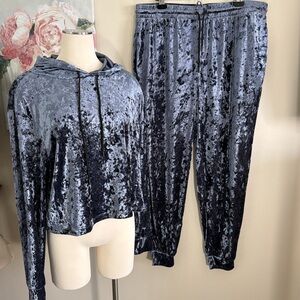 Forever 21 Women’s Velvet Hoodie and Jogger Set in Blue Size 2X